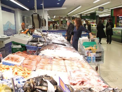 Trabajadores de Mercadona en un supermercado de Madrid.