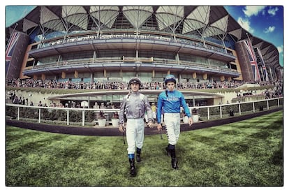 Unos jinetes antes de una carrera durante el segundo día de competición, 18 de junio de 2014.