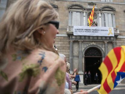 Una dona espera la sortida del president de la Generalitat del Palau, dissabte.