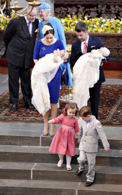 Federico de Dinamarca y Mary Donaldson con sus cuatro hijos, los mellizo Vicente y Josefina y Christian, de cinco años, e Isabella, de cuatro.