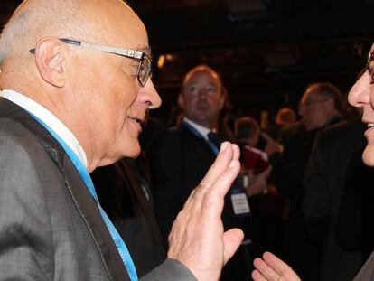 Josep Oliu, presidente de Banco Sabadell, y José María Rondál, presidente de AEB.