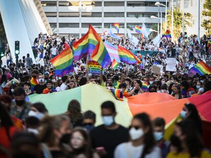 La manifestación a su paso por el puente de Calatrava en Valencia.