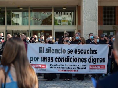 Músicos de la Orquesta Sinfónica de Madrid sujetan una pancarta durante una protesta silenciosa frente al Auditorio Nacional, a 29 de junio de 2021, en Madrid