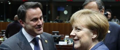 Merkel, junto al primer ministro luxemburgu&eacute;s, Xavier Bettel.