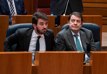 Juan García-Gallardo y Alfonso Fernández Mañueco, durante el pleno de las Cortes de Valladolid, donde los partidos de ambos tumbaron su propia ley, el día 23.