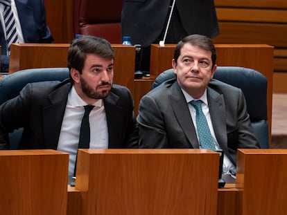 El vicepresidente de la Junta, Juan García-Gallardo y el presidente de la Junta de Castilla y León, Alfonso Fernández Mañueco en la sede de Las Cortes, a 23 de diciembre de 2022, en Valladolid