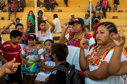 Un representante del equipo de Tecantho les invitó a jugar allí. Ante esta propuesta, las Amazonas se reunieron y votaron que sí aceptaban.