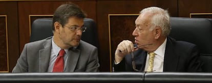Justice Minister Rafael Catalá (l) speaks with Foreign Minister José Manuel García-Margallo in Congress on Thursday.