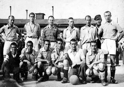 El equipo de fútbol de los españoles prisioneros en Mauthausen.