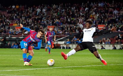 Coutinho marca el tercer gol del Barça frente al Valencia.
