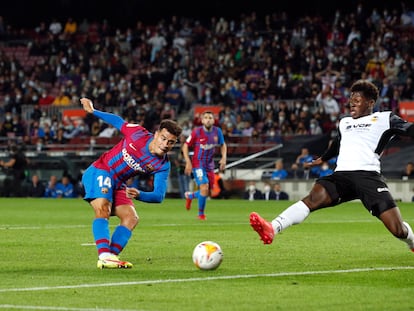 Coutinho marca el tercer gol del Barça frente al Valencia.