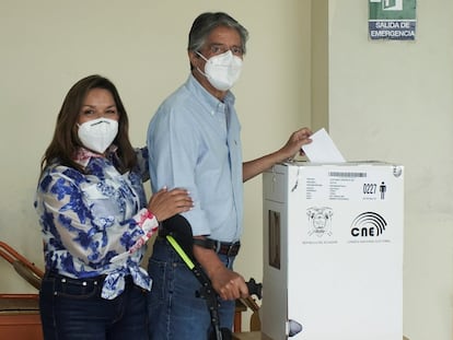 En candidato presidencial Guillermo Lasso, asiste en compañia de su esposa, María de Lourdes Alcívar, para emitir su voto en la segunda jornada electoral en Ecuador. 