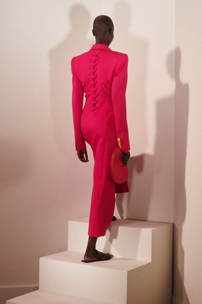 Diseño fucsia con hombreras de Daniel Roseberry.