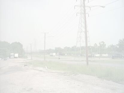 Wheelchair crossing highway, Richmond, 2002. De la serie American Night (#4)