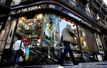 Fachada de la tienda Queviures Múrria, en Barcelona.