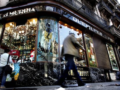 Fachada de la tienda Queviures Múrria, en Barcelona.