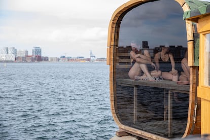 Varias personas en una sauna antes de darse un ba?o en la zona de Refshale?en, en Copenhague. 