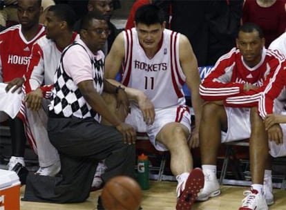 Yao Ming, en el banquillo de los Houston Rockets tras su lesión.