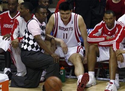 Yao Ming, en el banquillo de los Houston Rockets tras su lesión.