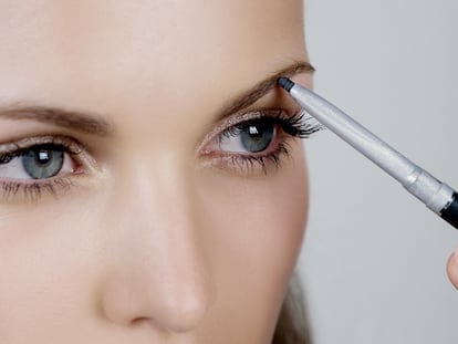 Maquillar y definir las cejas con un lápiz como el de Benefit puede suponer un cambio significativo en la expresión de la mirada. GETTY IMAGES.