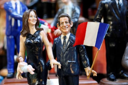 Unas figuras de cera representan al presidente francés Nicolas Sarkozy y su esposa, Carla Bruni, con su bebé recién nacido. Las estatuillas son obra del artista napolitano Gennaro di Virgilio.