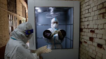 Trabajadores sanitarios se preparan para tomar muestras para el diagnóstico rápido de la covid-19 en un centro comunitario de cuarentena en Yangon, Myanmar.