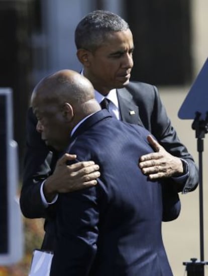 Obama se abraza al congresista John Lewis, uno de los manifestantes que resultaron heridos en Selma.