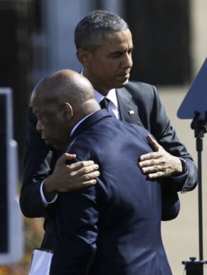 Obama se abraza al congresista John Lewis, uno de los manifestantes que resultaron heridos en Selma.