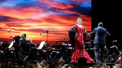 La soprano Ainoha Arteta en la Plaza Mayor de Madrid.