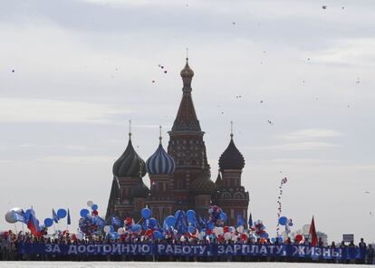 Cabecera de la manifestación frente a la catedral de San Basilio, en Moscú (Rusia).