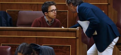 GRA430. MADRID, 21/02/2017.- El ex portavoz parlamentario de Podemos &Iacute;&ntilde;igo Errej&oacute;n (i) conversa con el portavoz del PP, Antonio Hernando (d), esta tarde en el pleno del Congreso. EFE/J.P. Gandul