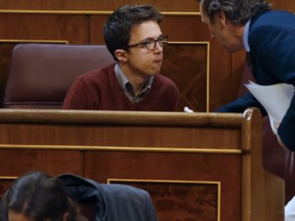 GRA430. MADRID, 21/02/2017.- El ex portavoz parlamentario de Podemos &Iacute;&ntilde;igo Errej&oacute;n (i) conversa con el portavoz del PP, Antonio Hernando (d), esta tarde en el pleno del Congreso. EFE/J.P. Gandul