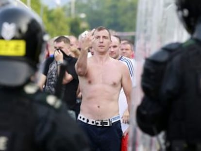 Un lealista se enfrenta a la policía en el norte de Belfast, después de que una marcha orangista fuera bloqueada por la policía.