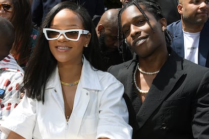 Rihanna y A$AP en el front row del desfile masculino de Louis Vuitton.