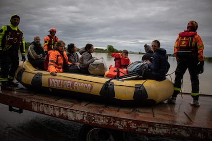 Residentes durante las labores de rescate en la localidad de Massa Lombarda.