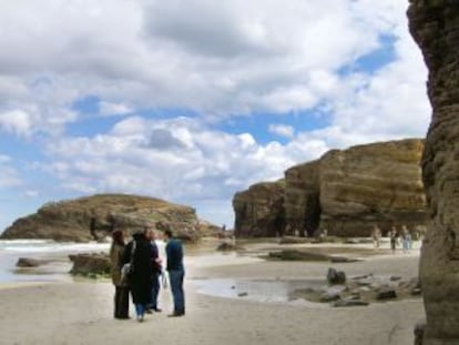 Visitantes, durante el mes de marzo, en la Praia das Catedrais.