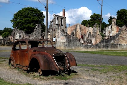 Los soldados reunieron a los habitantes del pueblo. Separaron a los hombres de las mujeres y los niños, a los que encerraron en la iglesia de Oradour, que incendiaron con todas las personas dentro. Los hombres fueron ametrallados en grupos distribuidos por todo el pueblo.