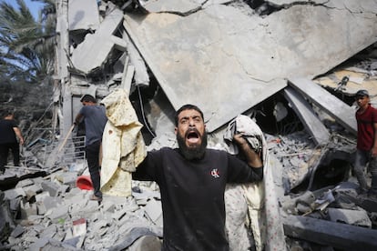 Un hombre llora durante los trabajos trabajos de búsqueda tras un ataque israelí a unos edificios residenciales, este jueves en Deir al Balah, en el centro de la franja de Gaza.