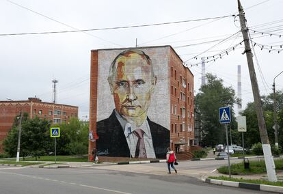 Un mural con un retrato del presidente ruso, Vladimir Putin, en la localidad de Kashira, próxima a Moscú.