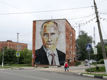 Un mural con un retrato del presidente ruso, Vladimir Putin, en la localidad de Kashira, próxima a Moscú.