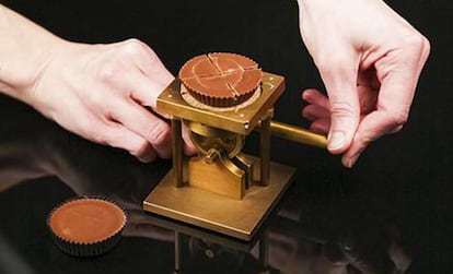 Un cortador de chocolate.