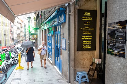 A beauty parlor that offers sex services on the side in Madrid. 