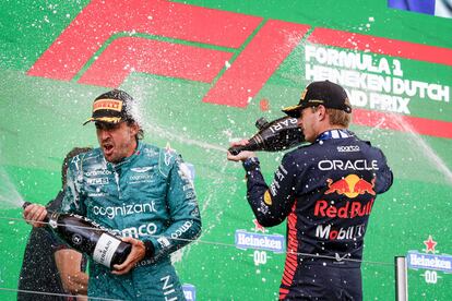 Alonso y Verstappen celebran su victoria durante el GP de los Países Bajos de este domingo. 