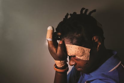 En Tari, una ciudad pobre de la provincia rural de Southern Highlands, en las tierras altas del sur de Papúa Nueva Guinea, el centro de apoyo familiar de MSF ofrece atención médica y psicológica a las víctimas de la violencia intrafamiliar y sexual, problema muy frecuente en el país. Este es el único programa de la organización expresamente dirigido a las víctimas de la violencia doméstica como Marlin, quien acudió al centro después de que su esposo la atacase con un machete. “Le tengo mucho miedo. ‘Voy a morir’: así es como me sentía”, dice.