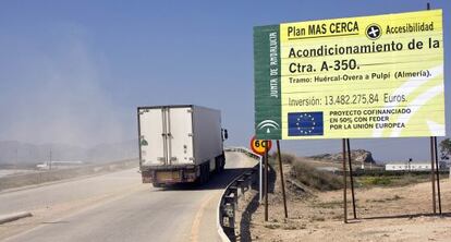 Obras en una carretera de Almería financiadas con fondos de la UE.