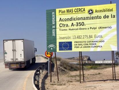 Obras en una carretera de Almer&iacute;a financiadas con fondos de la UE.