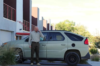 Un diario británico lo destacó como campeón en su lista de los coches más feos del mundo. El Pontiac Aztec resulta, como poco, difícil de mirar. No en vano, su producción cesó en 2005, con sólo cuatro años de antigüedad, por su estrepitoso fracaso comercial. Cuando la serie 'Breaking Bad' se estrenó, en 2008, del Aztec ya no se acordaba ni su padre. Todo cambió al verlo pilotado por Walter White (Bryan Cranston); de repente, ese cacharro podía resultar hasta entrañable y, en 2015, es uno de los coches más demandados por los veinteañeros estadounidenses en el mercado de segunda mano.

DÓNDE ESTÁ AHORA ESE BÓLIDO. El Pontiac Aztec iba asociado al personaje y simbolizaba su estrato social y su vida desastrada y desilusionante. Cuando la evolución de Walter lo convirtió en un tipo frío y ambicioso, terminó cambiando su viejo coche por un Chrysler 300. El Pontiac Aztec usado en la serie, severamente deteriorado e incapaz de circular, fue vendido en 2013 por 7.800 dólares (7.000 euros), que no es mucho por un coche de película pero resulta disparatado por una chatarra.