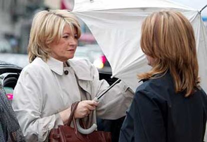 Martha Stewart conversando con otra mujer, en junio, en una calle de Nueva York.