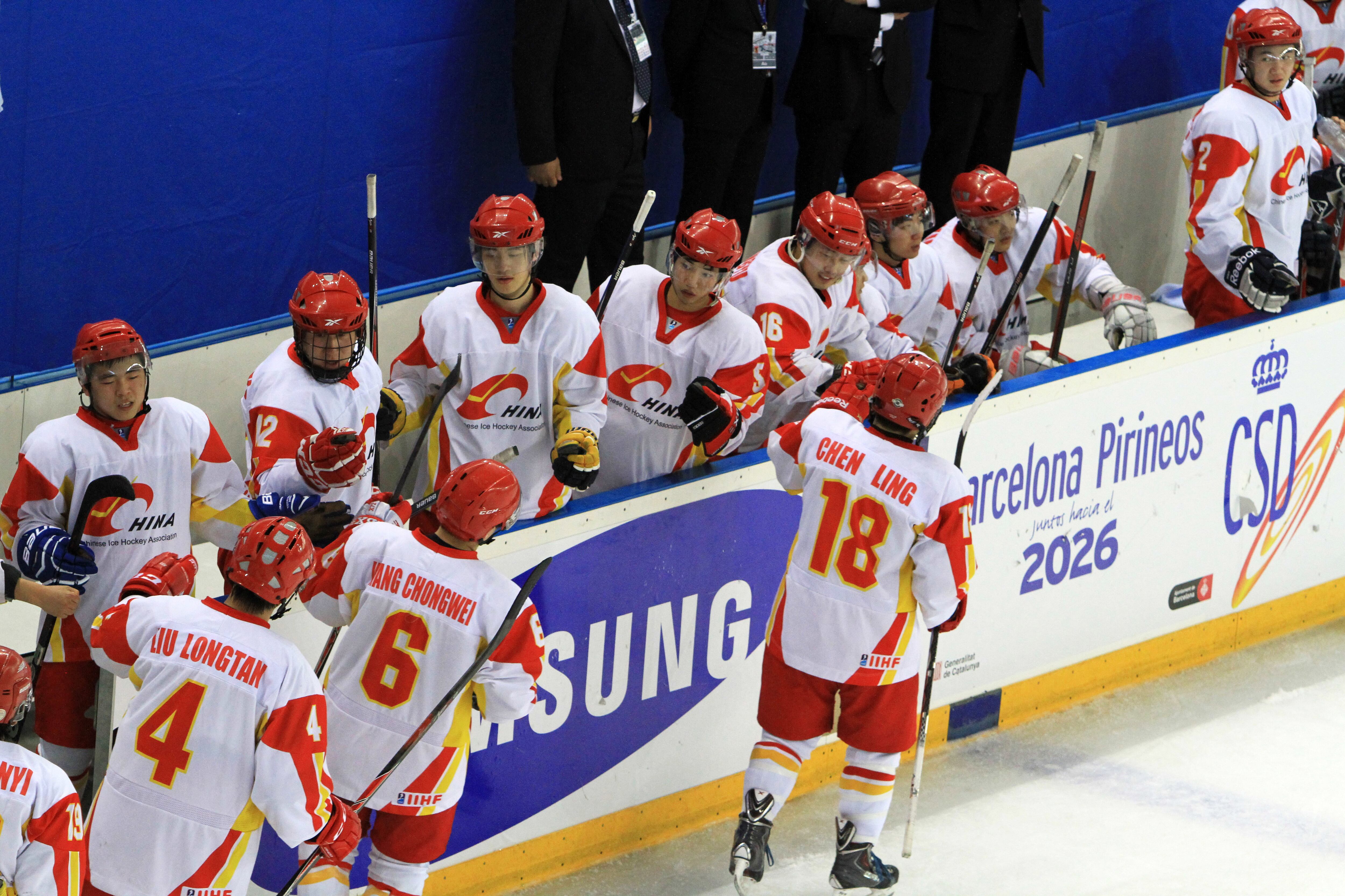 Partido del campeonato del Mundo de hockey hielo, celebrado en 2014 en Jaca. En la imagen, el logo de la antigua candidatura Barcelona-Pirineos para los Juegos de 2026