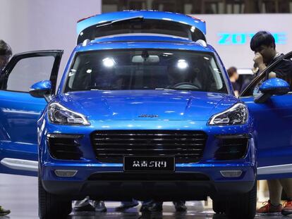 Visitantes de la feria del autom&oacute;vil de Shangh&aacute;i observan el coche Zotye SR9, muy parecido a  un Porsche Macan.&nbsp; 